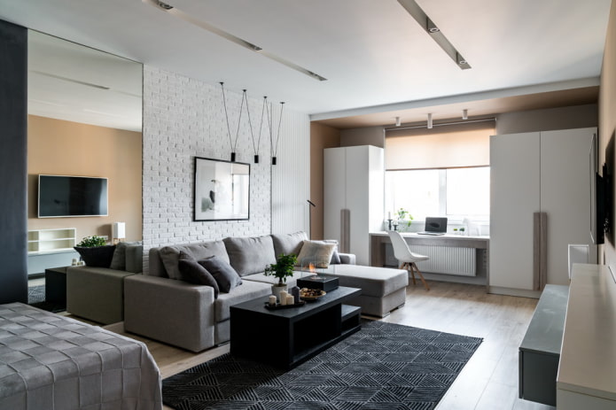 spiegel ingebouwd in de muur in het interieur van de hal