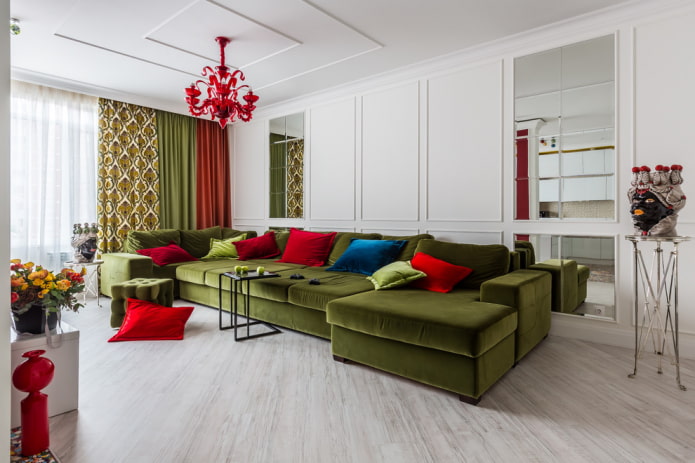 spiegels ingebouwd in de muur in het interieur van de hal