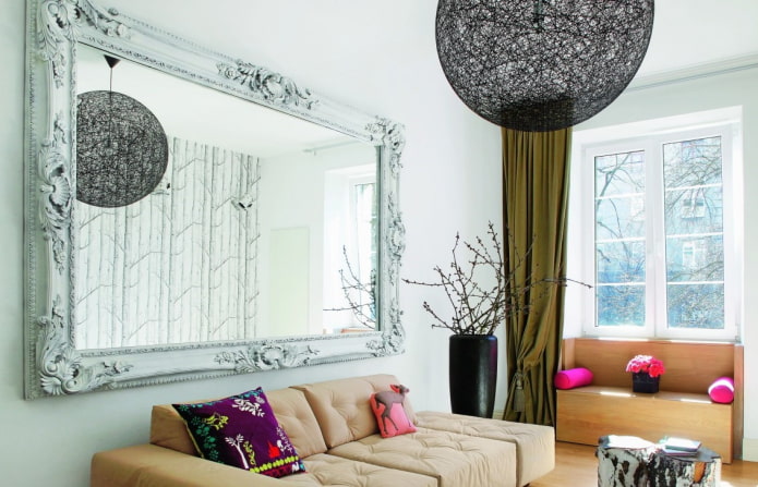 spiegel in lijst in het interieur van de hal