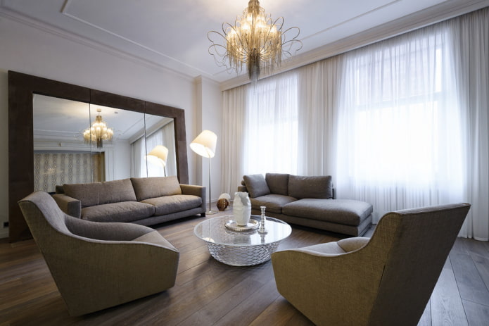 spiegel in lijst in het interieur van de hal