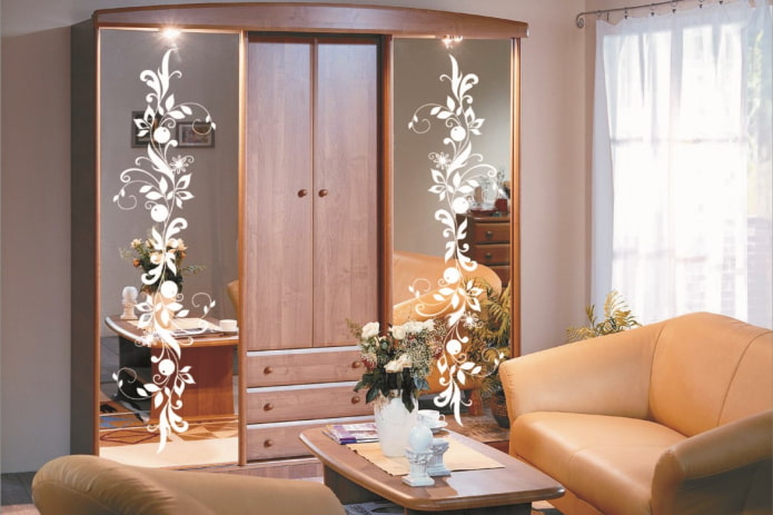 spiegels met patronen in het interieur van de hal