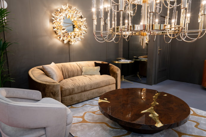 spiegel met achtergrondverlichting in het interieur van de hal