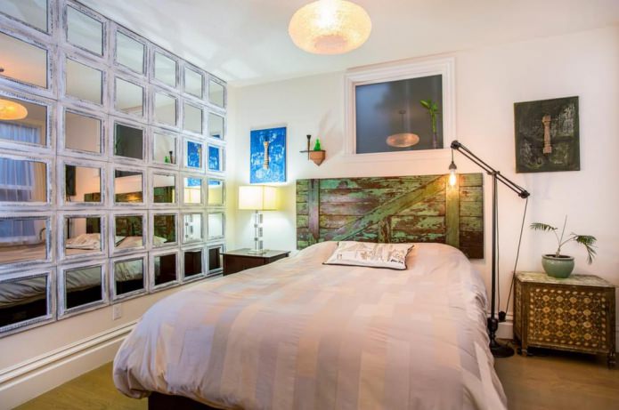 Spiegellijsten aan de wand in de slaapkamer