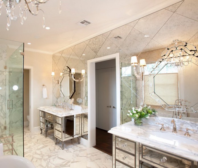 Spiegeltegels in het interieur van de badkamer