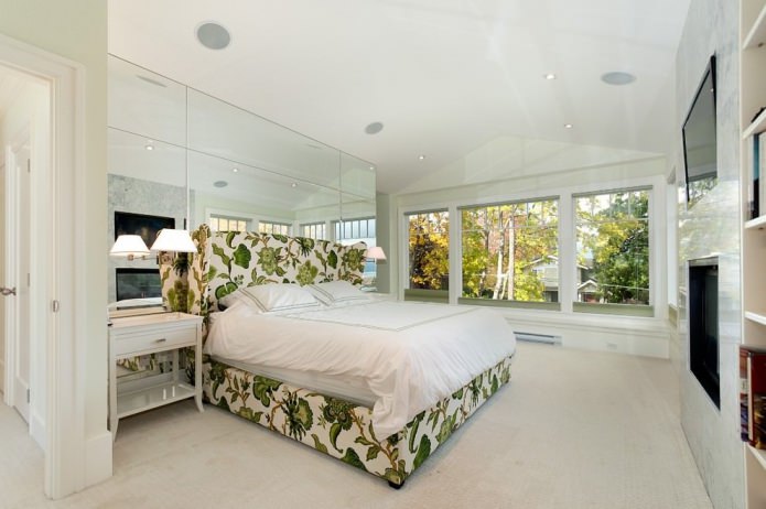 Spiegeltegels in het interieur van de slaapkamer