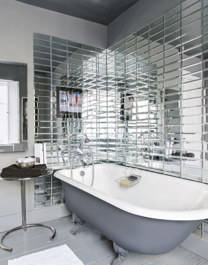 Spiegeltegels in het interieur van de badkamer