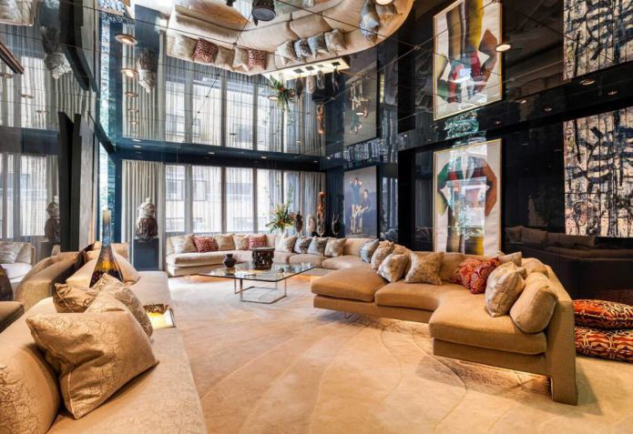 Spiegeltegels in het interieur van de woonkamer