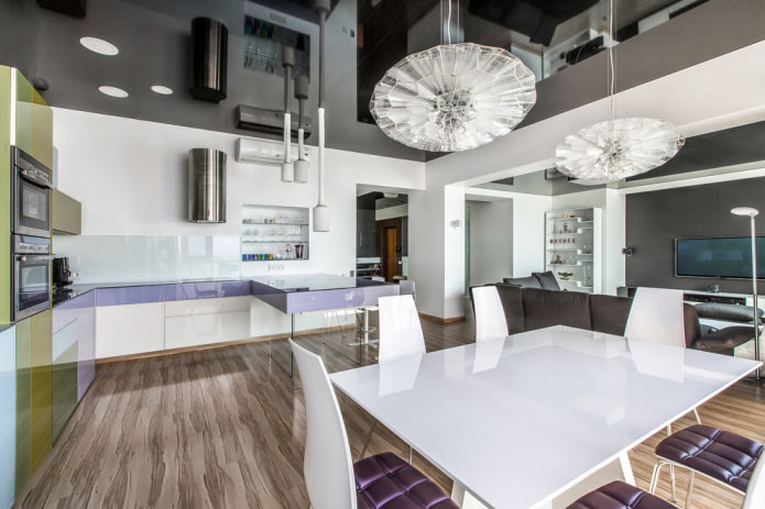 spiegelend spanplafond in het interieur