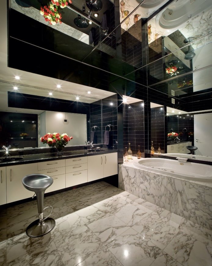 spiegelplafond in het interieur van de badkamer