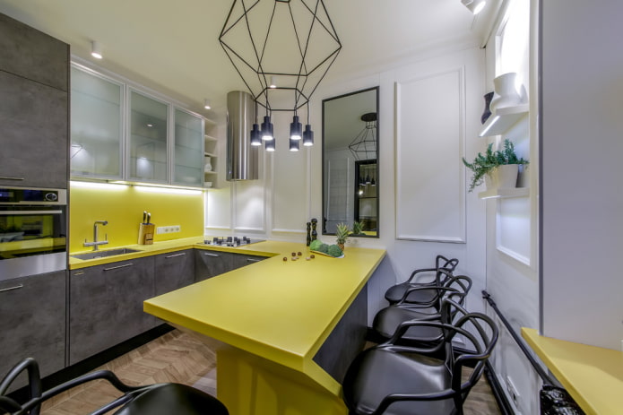 wandspiegel in het keukeninterieur