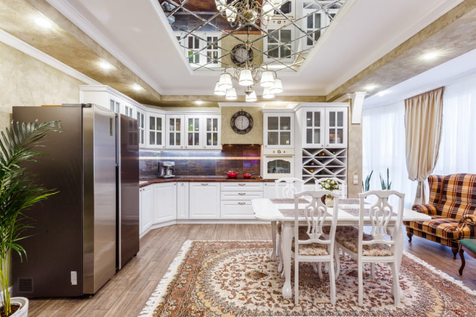 spiegel aan het plafond in het interieur van de keuken