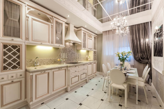 spiegel aan het plafond in het interieur van de keuken