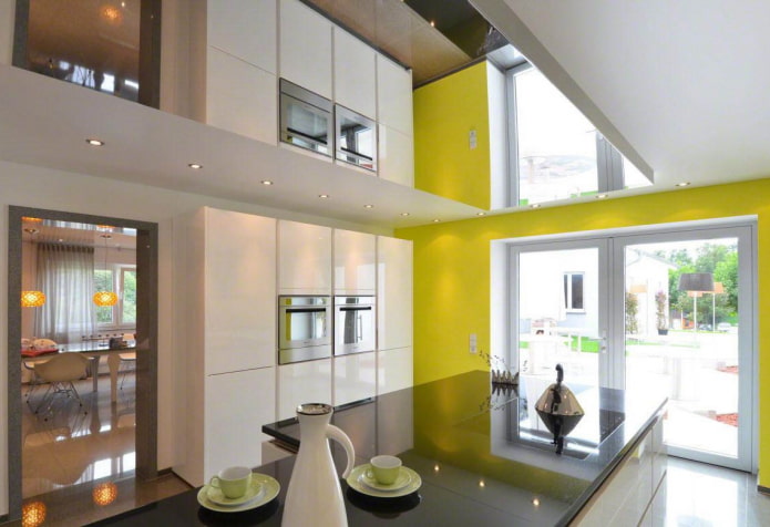 Spiegel aan het plafond in het keukeninterieur
