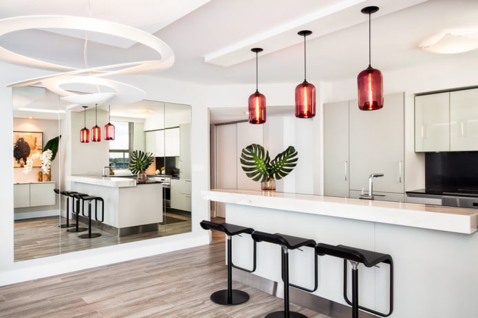 spiegel ingebouwd in de muur in de keuken interieur