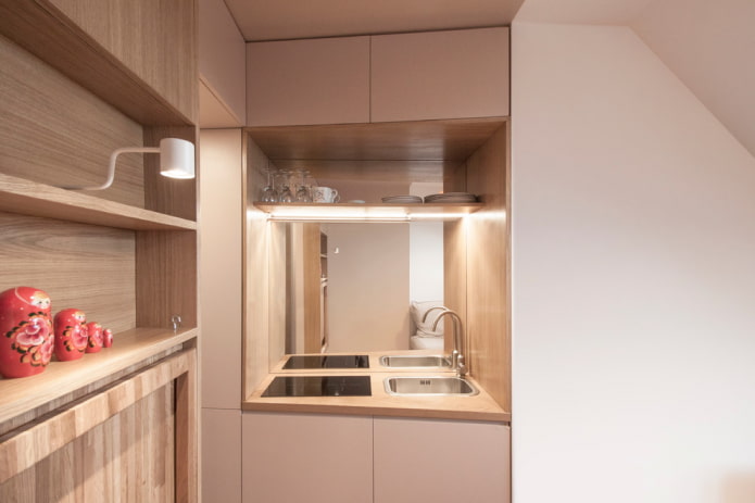 spiegel ingebouwd in meubels in het keukeninterieur