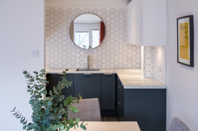 ronde spiegel in het keukeninterieur
