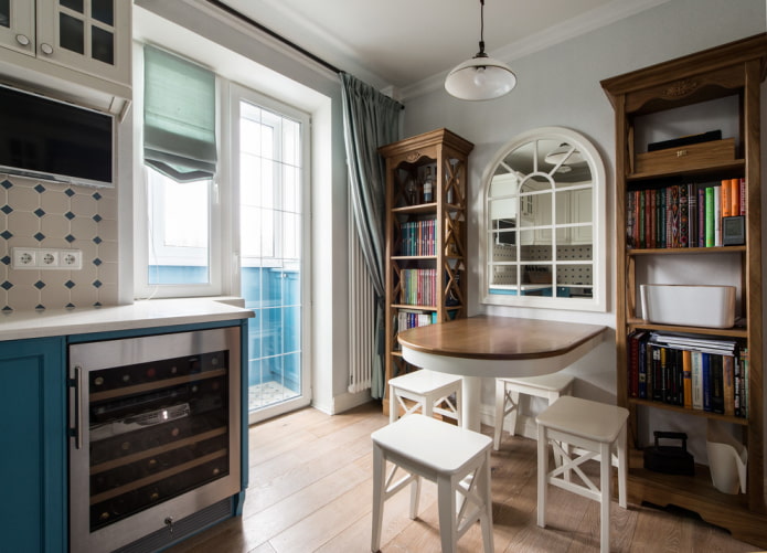 Spiegel boven de eettafel in het keukeninterieur