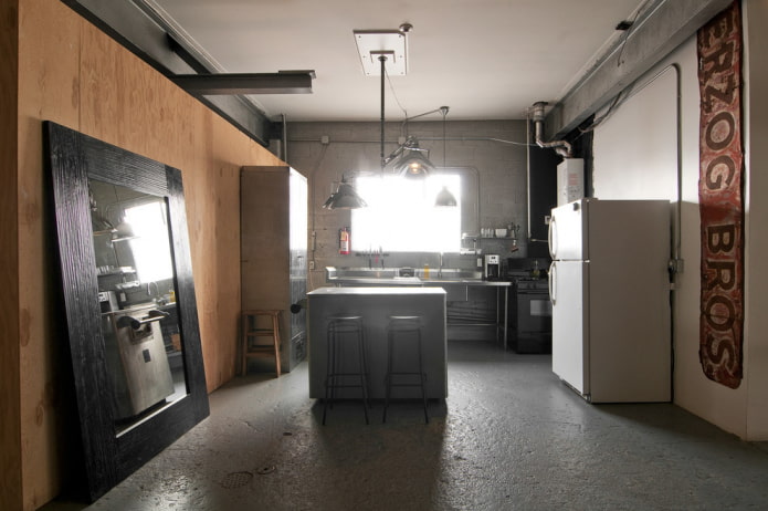 spiegel in het keukeninterieur in een loftstijl