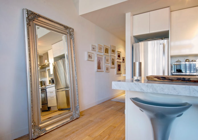 vloerspiegel in het keukeninterieur