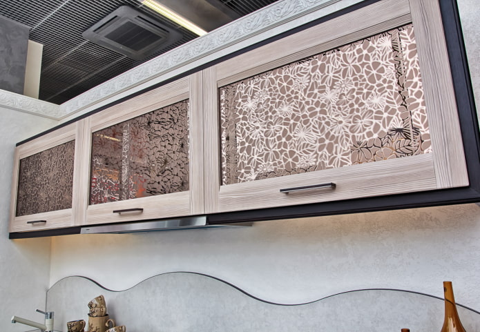 een spiegel met tekeningen in het keukeninterieur