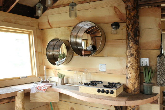 spiegeldecoratie in het keukeninterieur