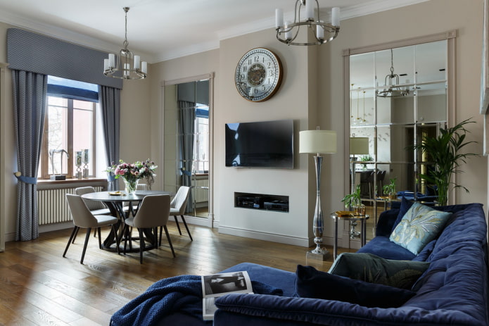 afgeschuinde spiegels in het interieur van de woonkamer
