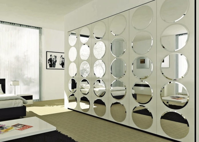 ronde afgeschuinde spiegels in het interieur