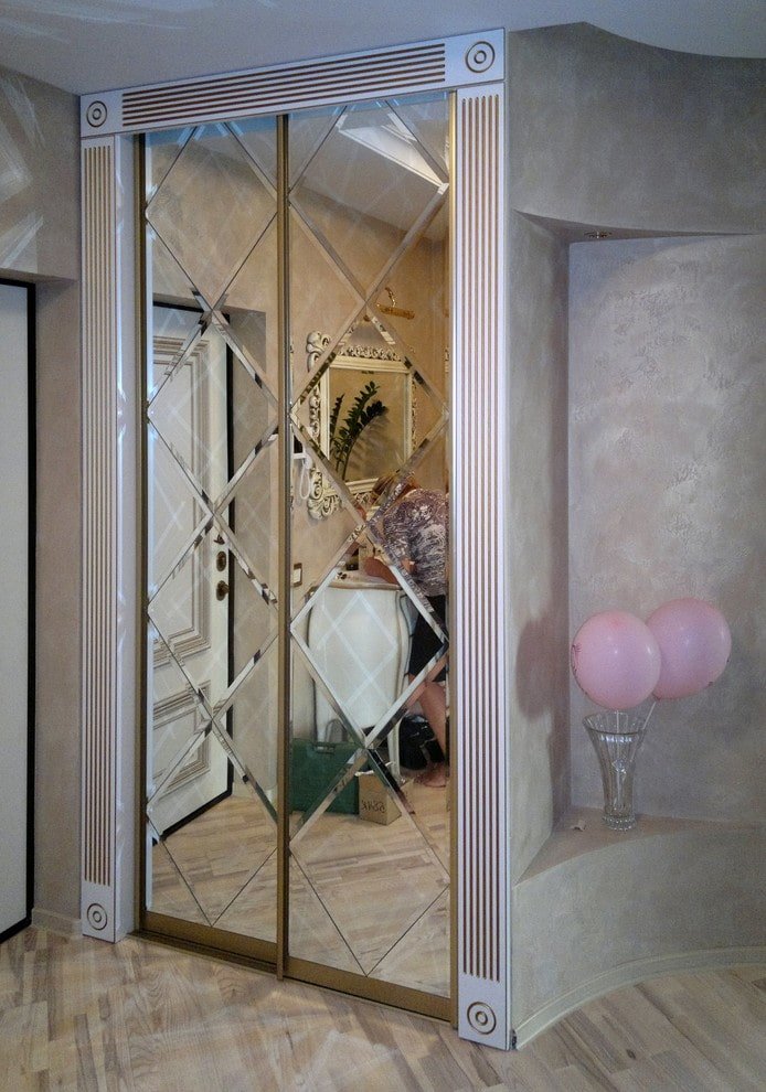 facetgeslepen spiegel ingebouwd in een kledingkast in het interieur