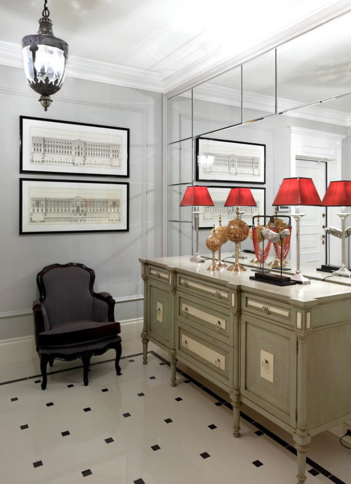 afgeschuinde spiegel aan de muur in het interieur