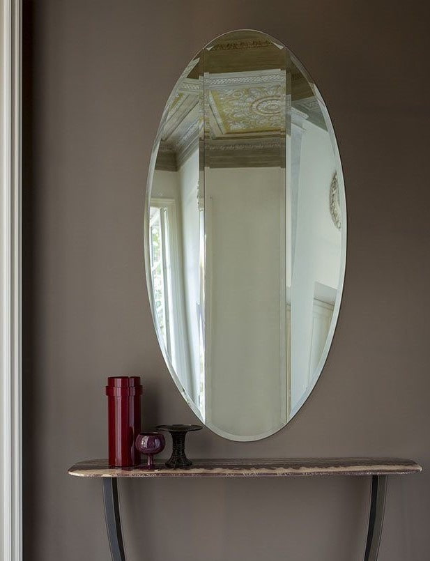 ovale afgeschuinde spiegel in het interieur