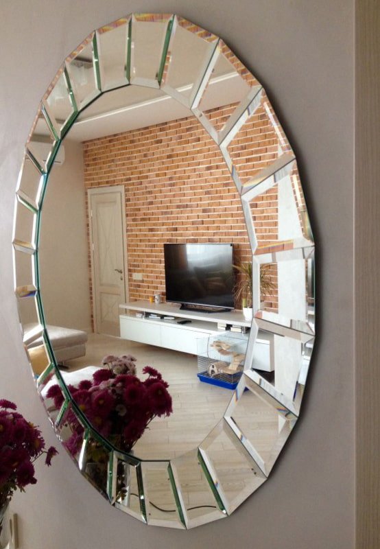 ovale afgeschuinde spiegel in het interieur
