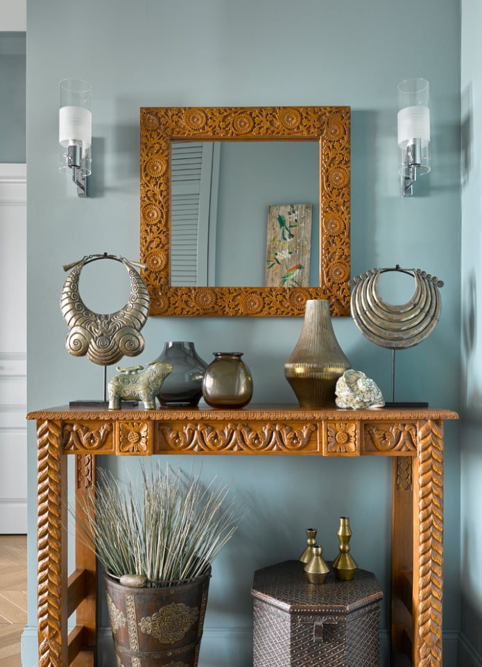 spiegel in een houten lijst in het interieur
