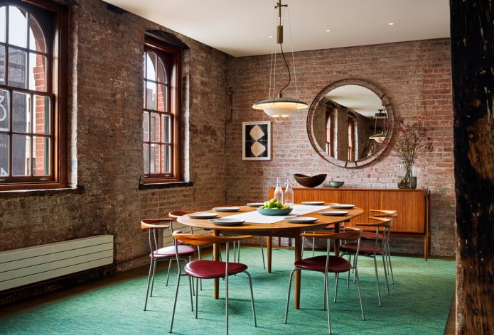 spiegel in de eetkamer in loftstijl