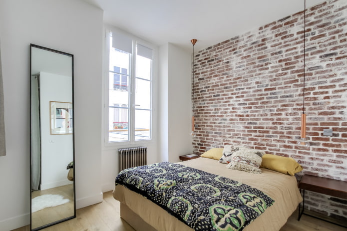 spiegel in de slaapkamer in loftstijl