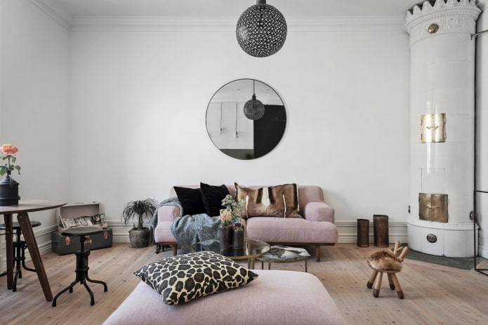 spiegel in de woonkamer in Scandinavische stijl