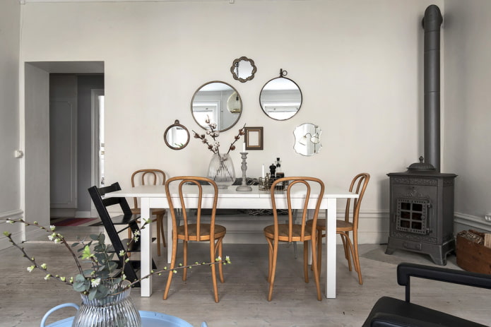 compositie van spiegels aan de muur in het interieur van de eetkamer