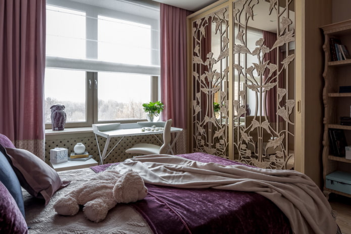 spiegel ingebouwd in een kledingkast in het interieur van een kinderkamer