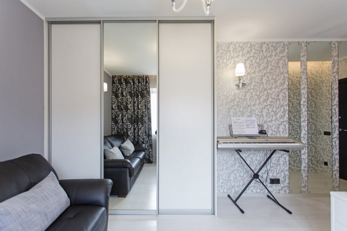 spiegel ingebouwd in een kast in het interieur