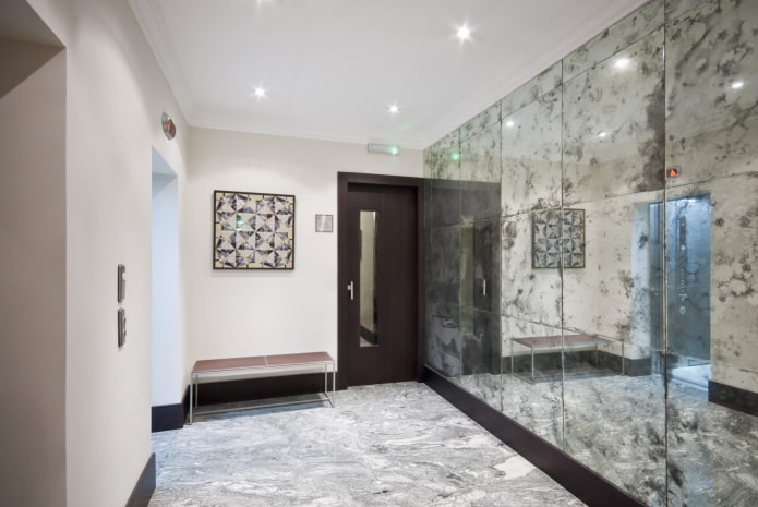 verouderde spiegelmodel in het interieur