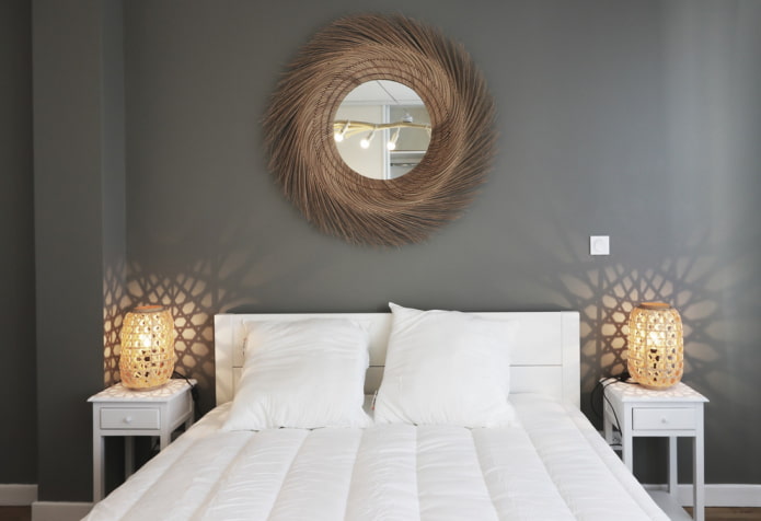 spiegel met decoratieve lijst in de slaapkamer