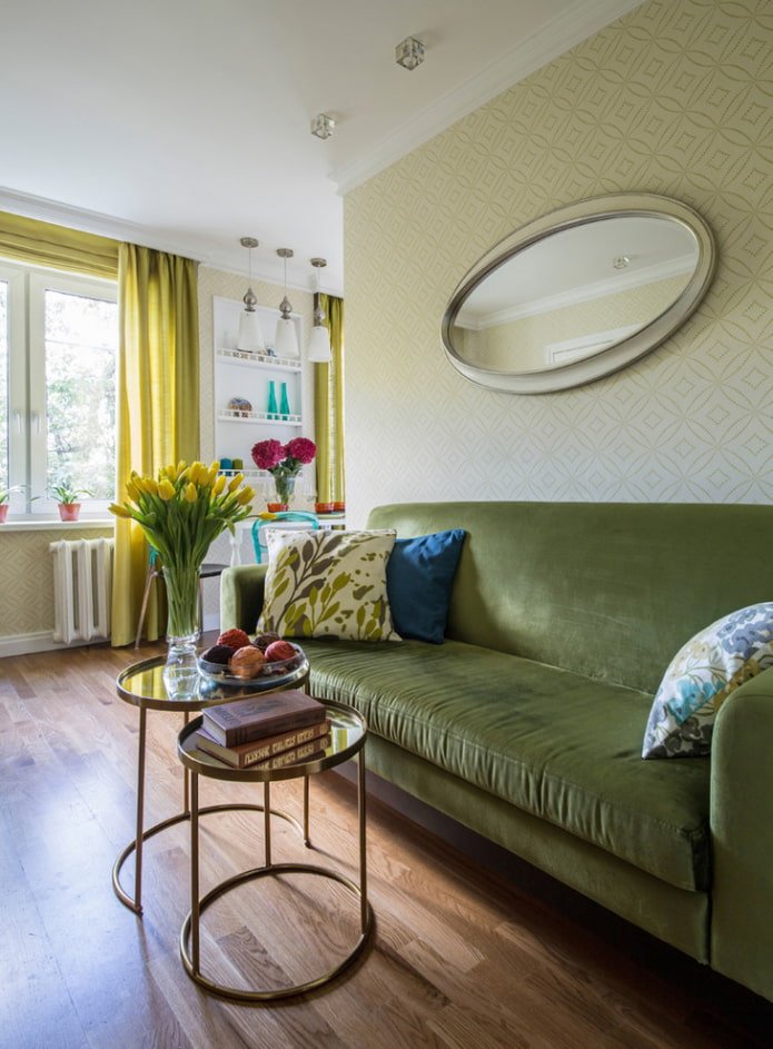 ovale spiegel in het interieur
