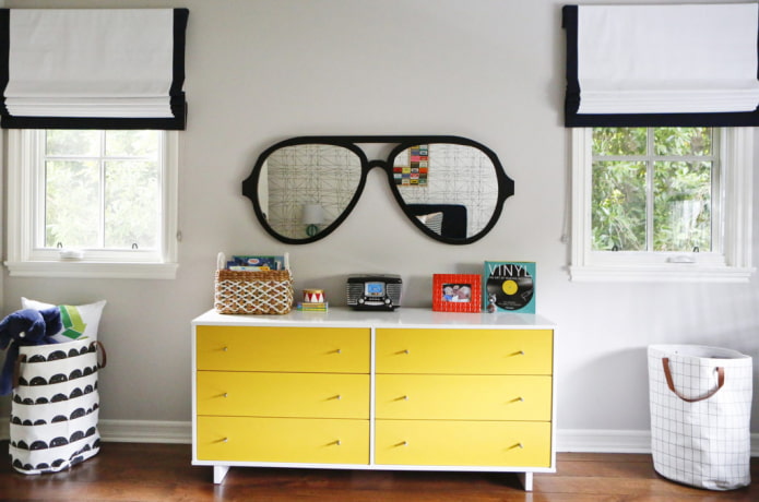 spiegel aan de wand in het interieur van de kinderkamer