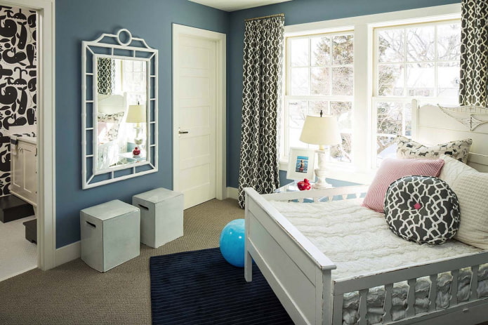 spiegel aan de wand in het interieur van de kinderkamer