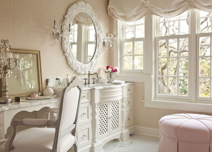 ovale spiegel in het badkamerinterieur