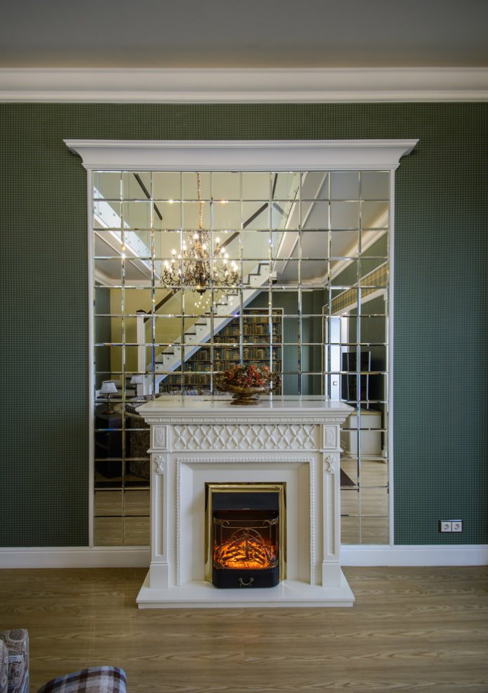 spiegel met vierkante gravure in het interieur