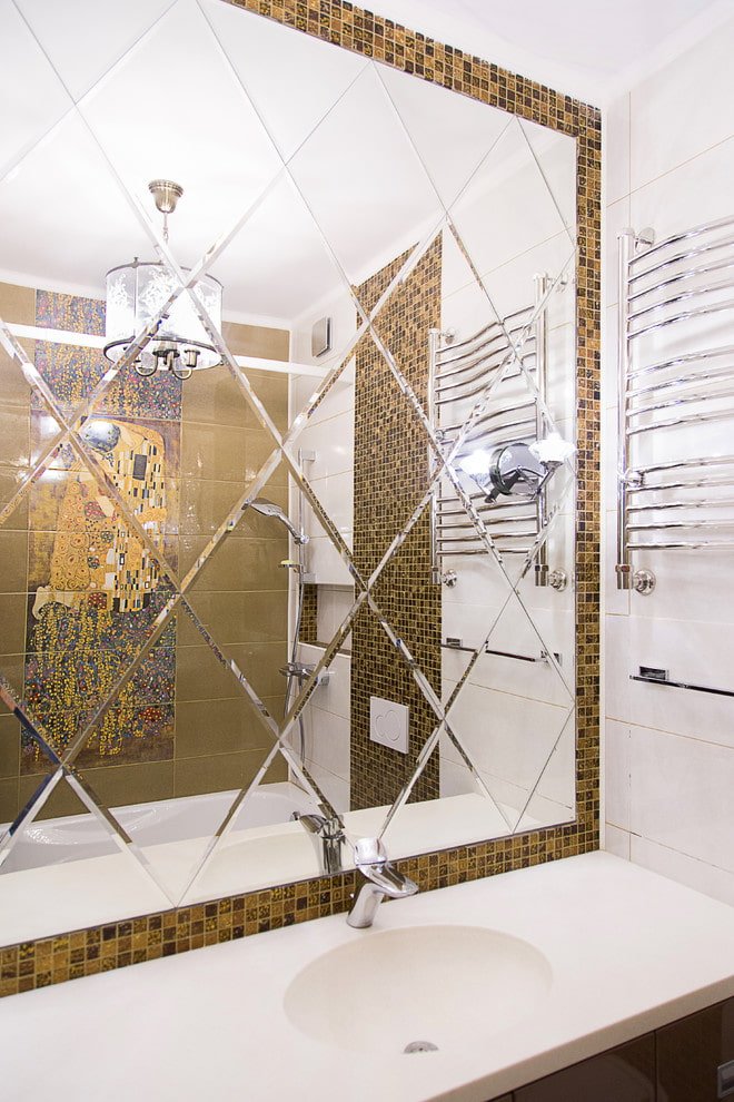spiegel met diamantgravure in het interieur