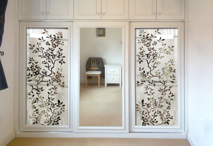 inbouwspiegels met patronen in het interieur