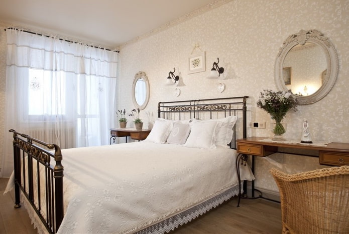 spiegels in de slaapkamer in Proven?aalse stijl