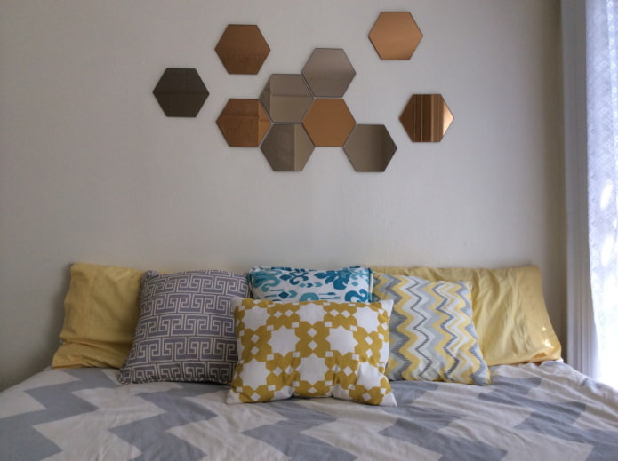 zeshoekige spiegels in het interieur
