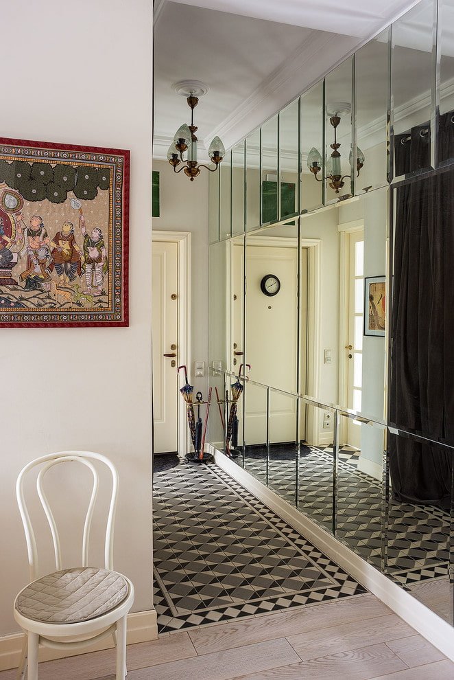 spiegel met facet in het interieur van de hal